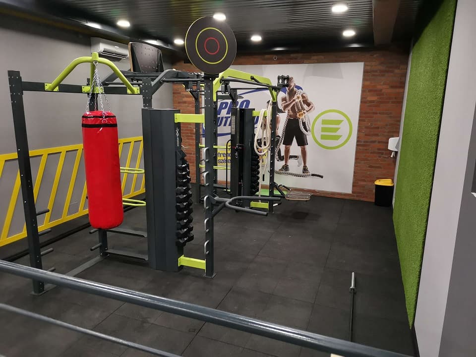 Box- és funkcionális edzőterület bokszzsákkal, keretállvánnyal és kötelekkel